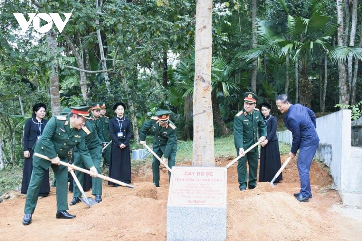 Đại tướng Nguyễn Trọng Nghĩa dâng hương tại di tích ATK Định Hóa, Thái Nguyên